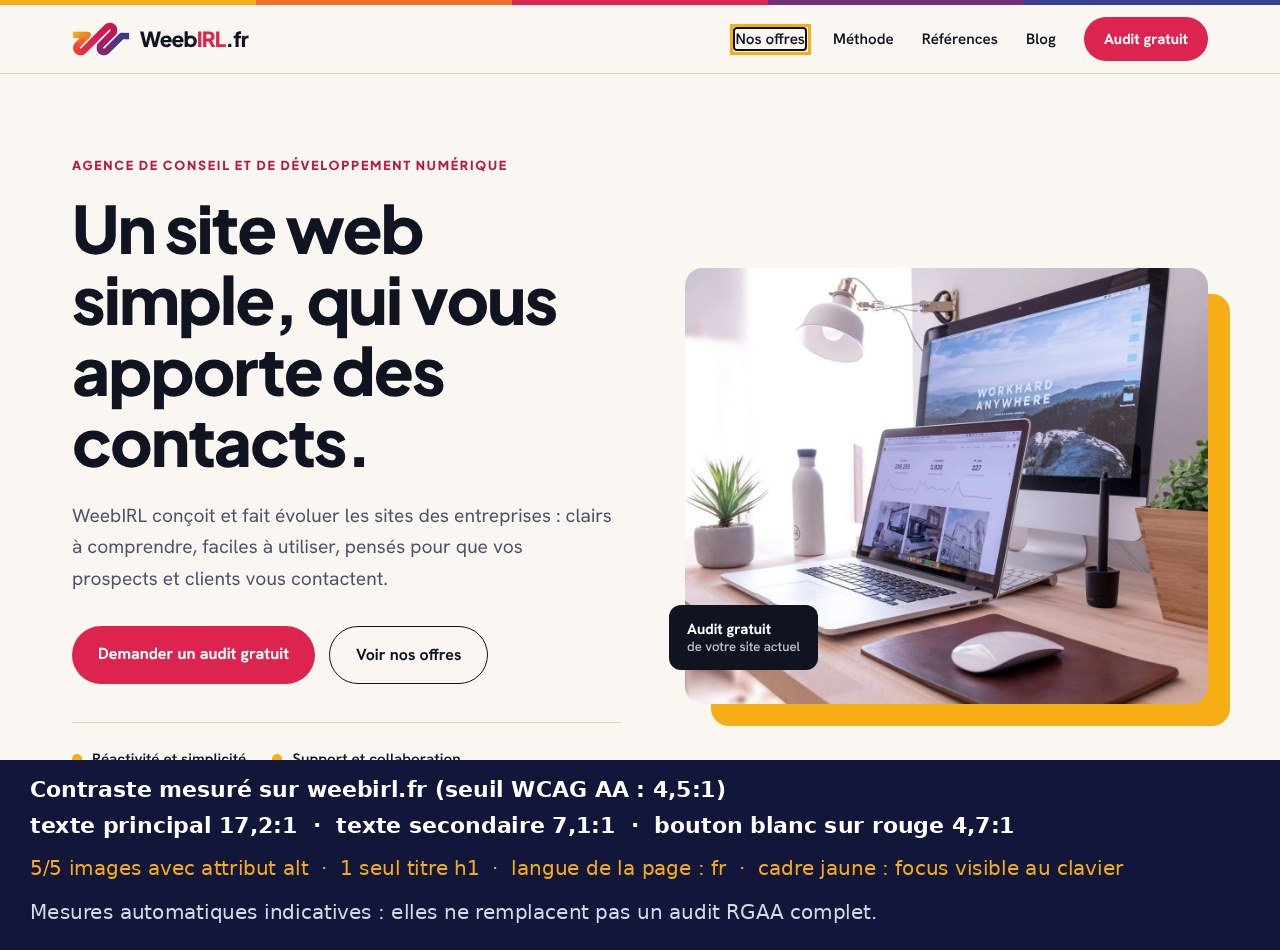 Page d’accueil de weebirl.fr avec le premier lien du menu entouré d’un cadre jaune montrant le focus clavier, et les mesures de contraste et de structure relevées sur la page
